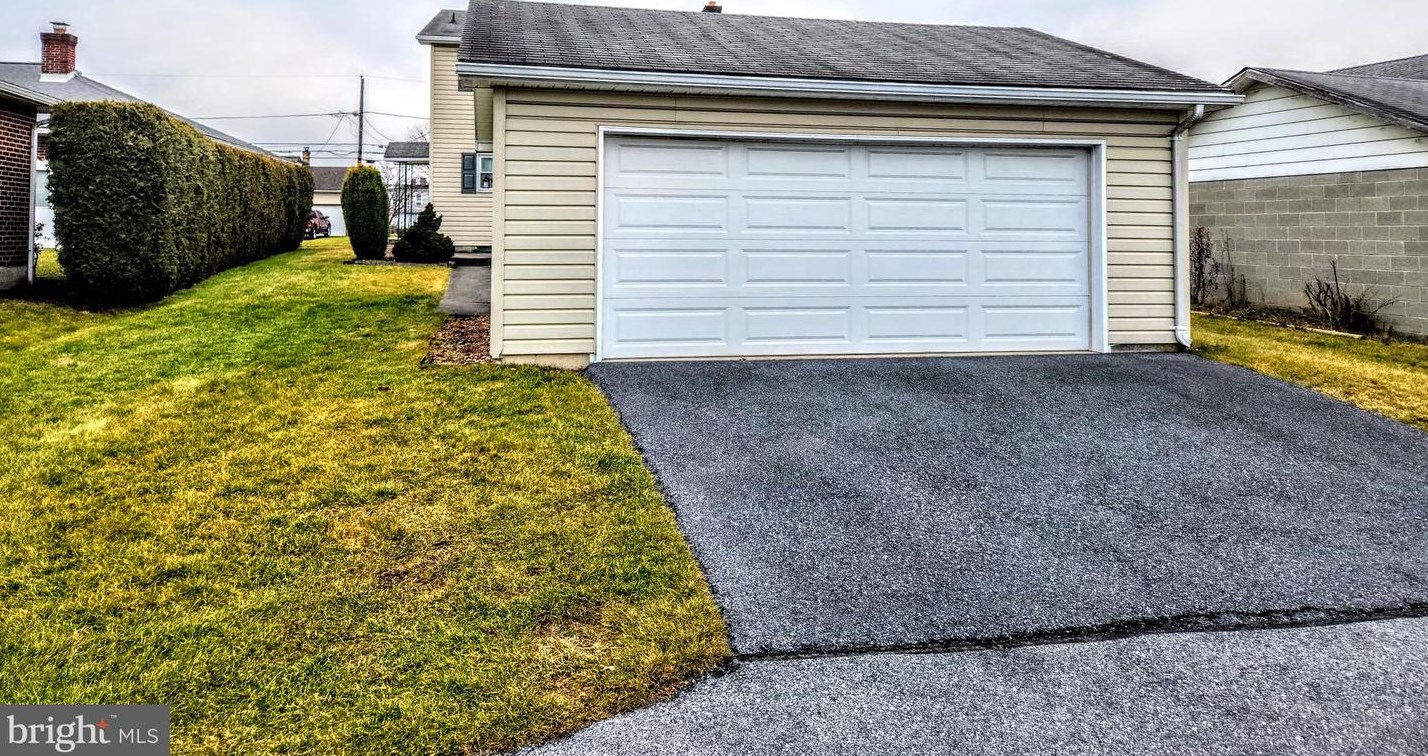 2115 Dewey Ave, Northampton PA  18067-1230 exterior