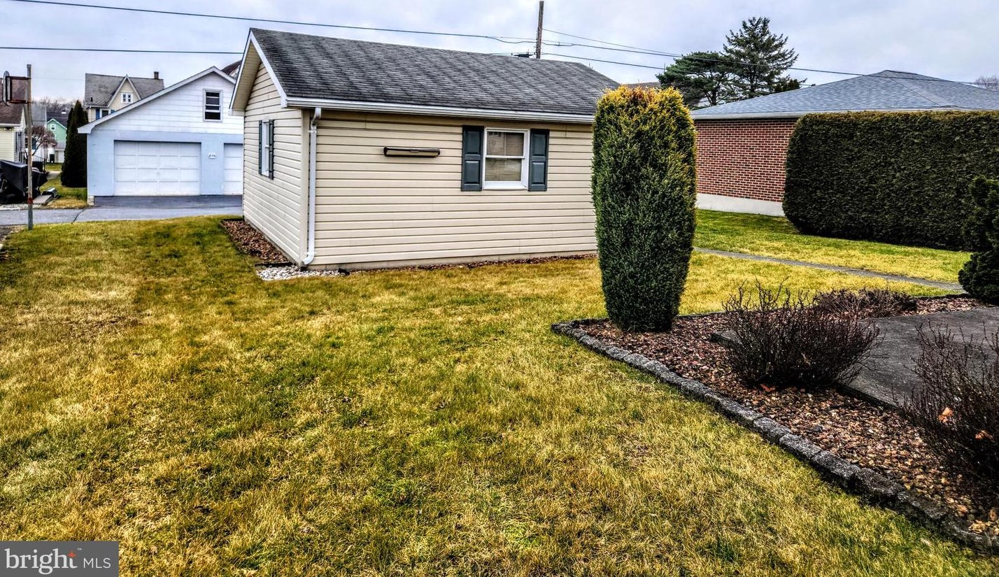 2115 Dewey Ave, Northampton PA  18067-1230 exterior