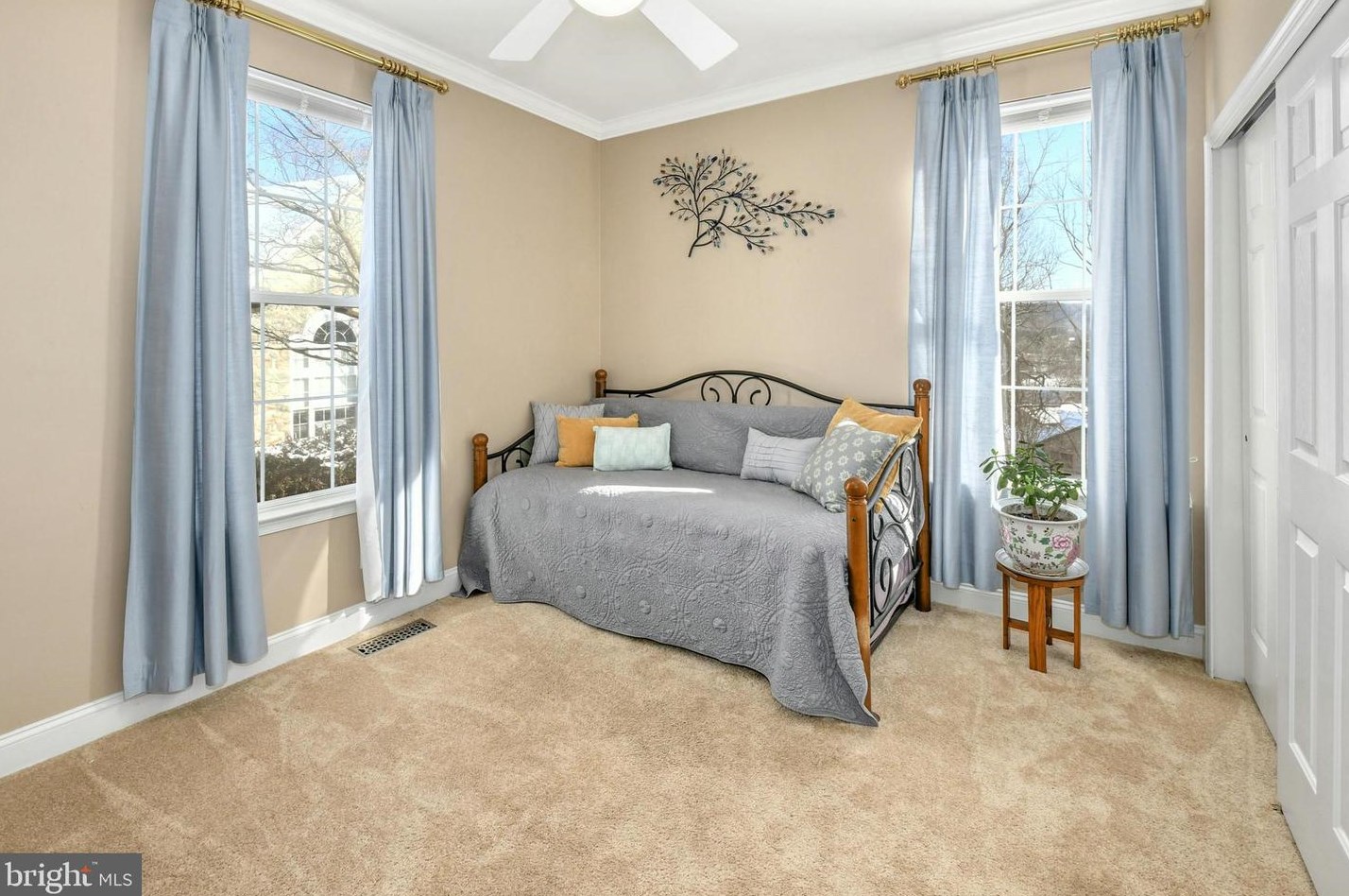 1857 Caryn Dr, Hellertown PA  18055-3423 exterior