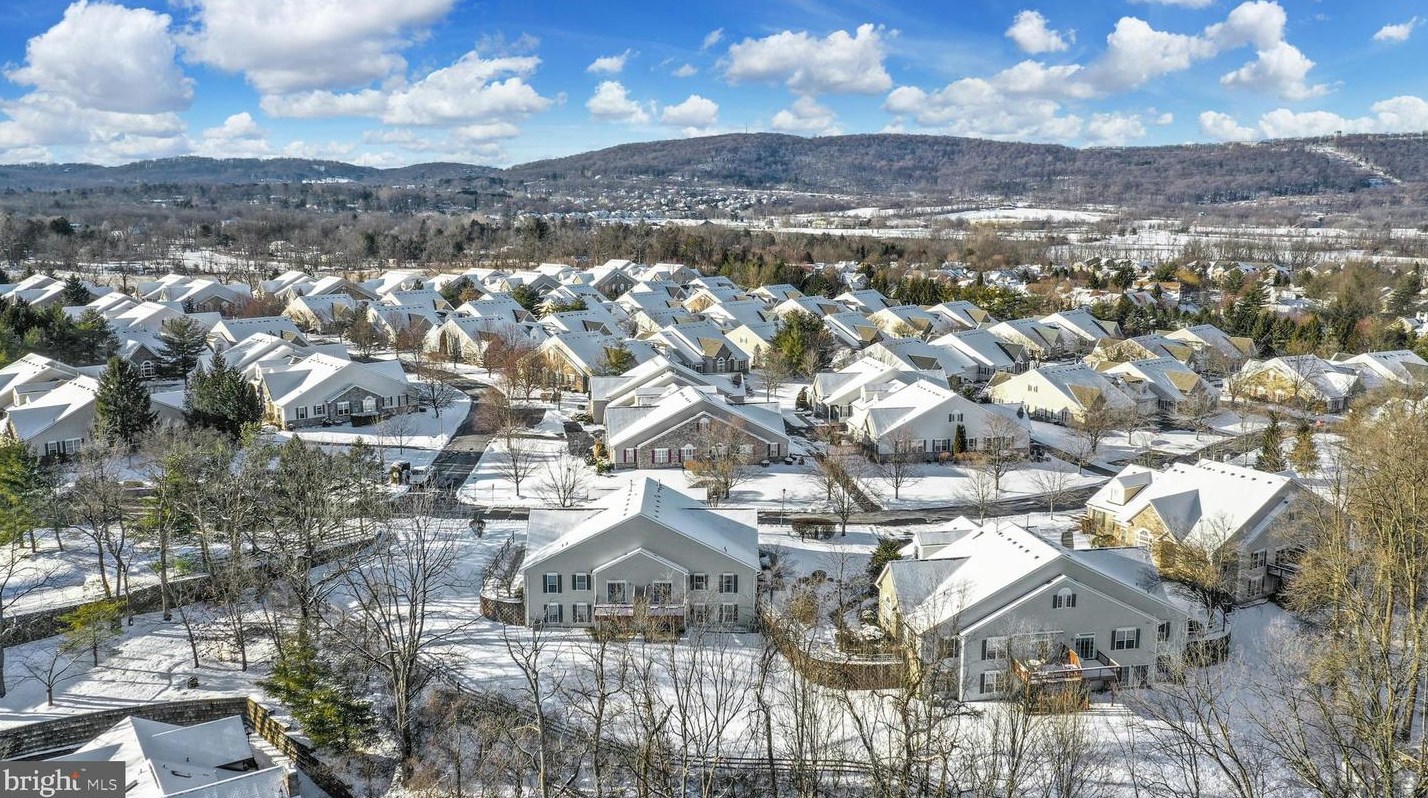 1857 Caryn Dr, Hellertown PA  18055-3423 exterior