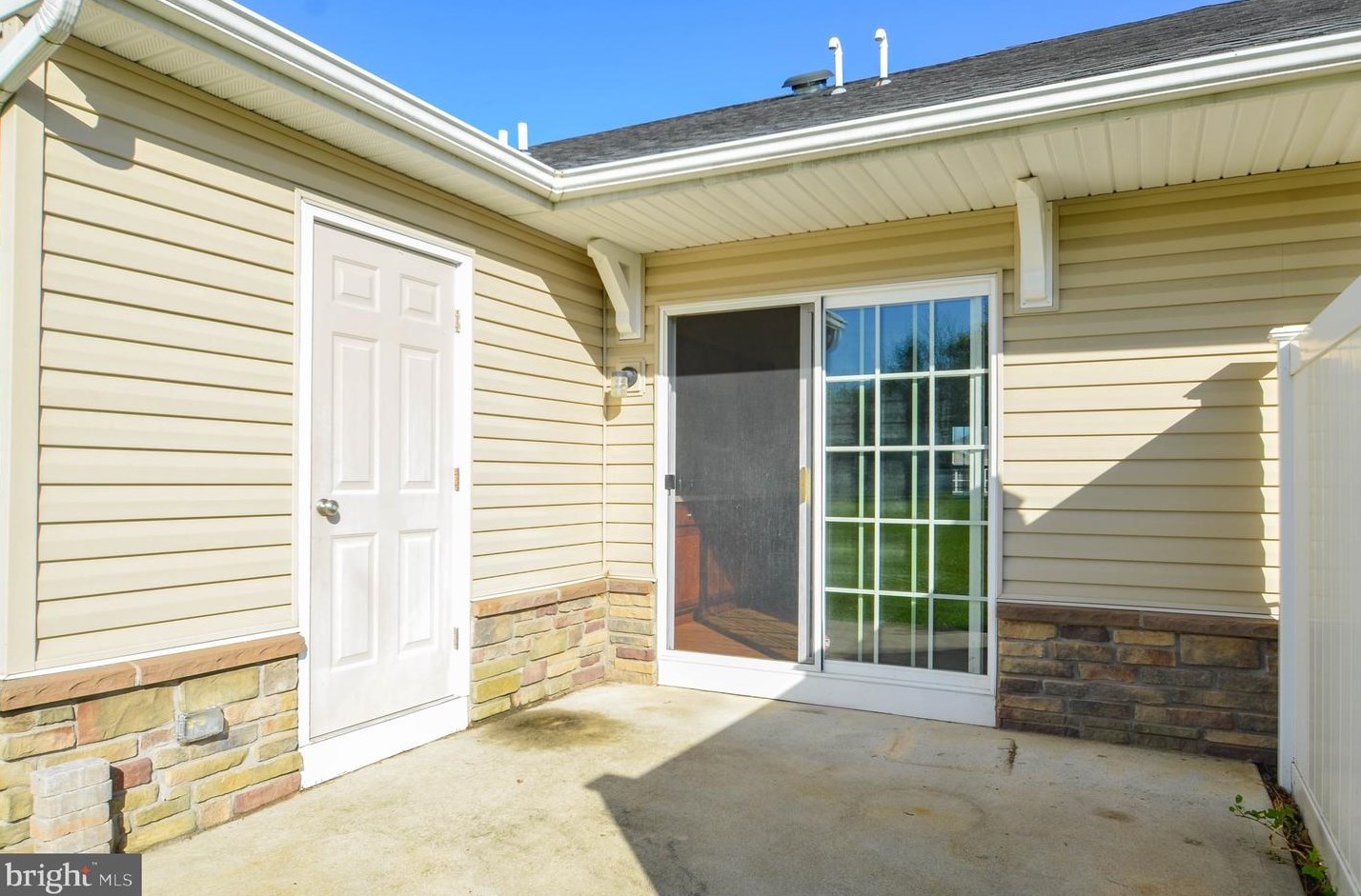 214 Huntington Ln, Easton PA  18040-8483 exterior