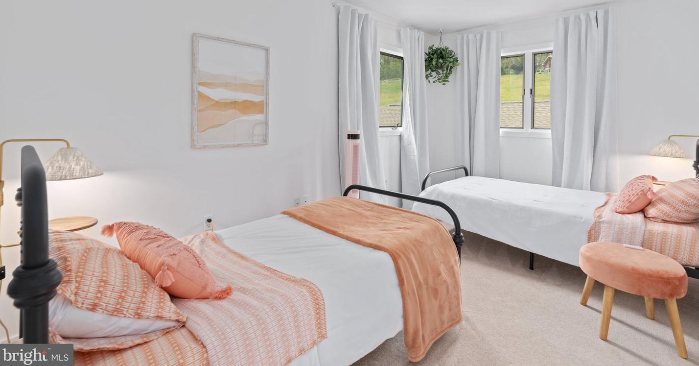 2595 Apple St, Hellertown PA  18055-3210 exterior