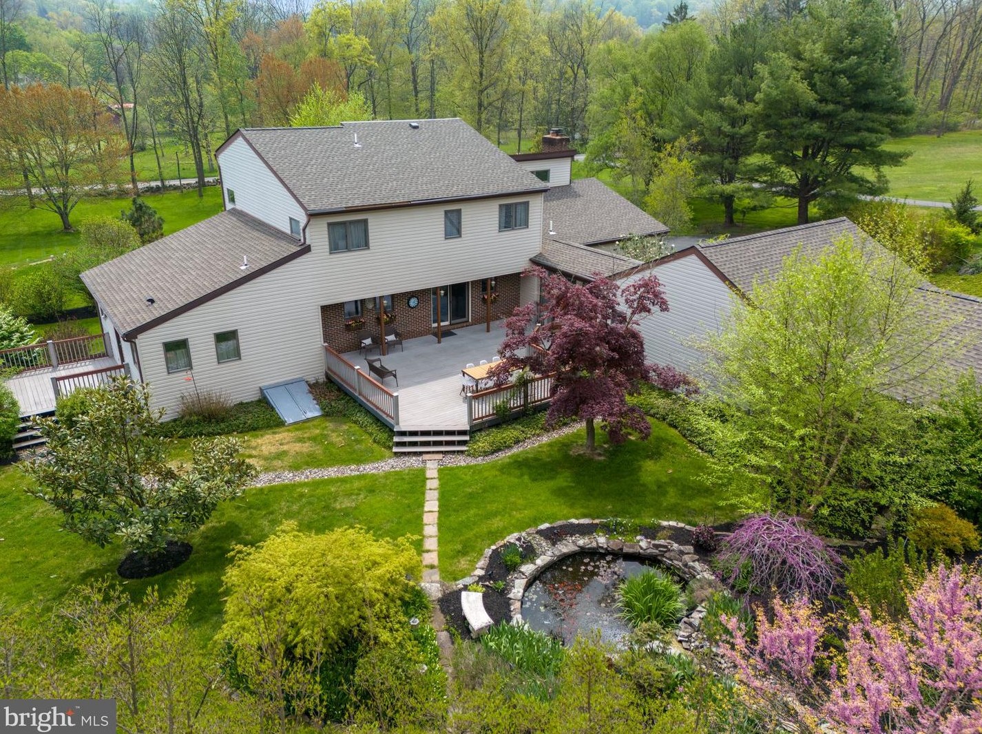 2595 Apple St, Hellertown PA  18055-3210 exterior