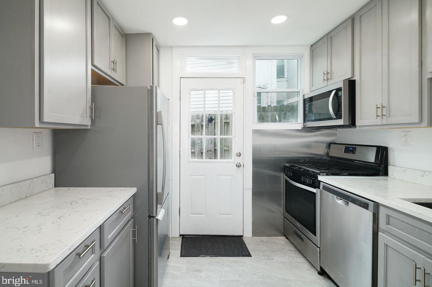 226 Tasker St, Philadelphia PA  19148-1325 exterior