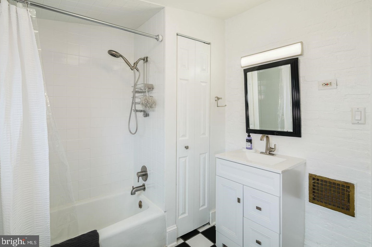 226 Tasker St, Philadelphia PA  19148-1325 exterior