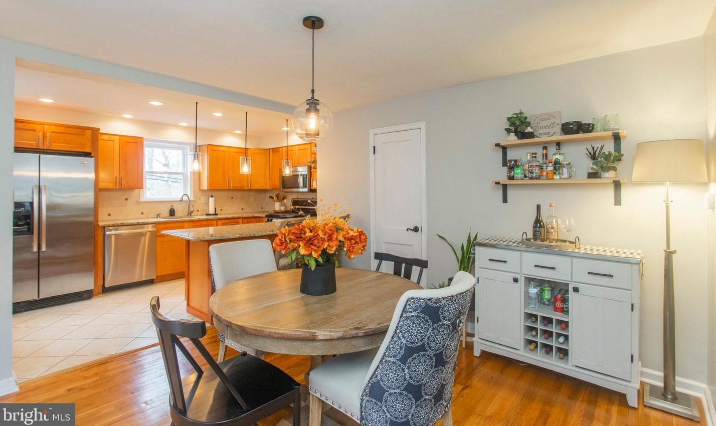 558 Overlook Rd, Philadelphia PA 19128-2408 exterior