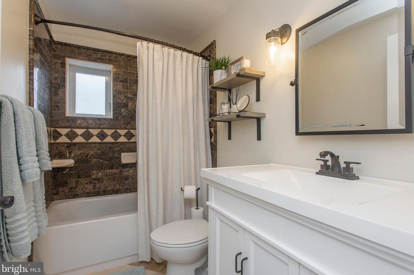 558 Overlook Rd, Philadelphia PA 19128-2408 exterior