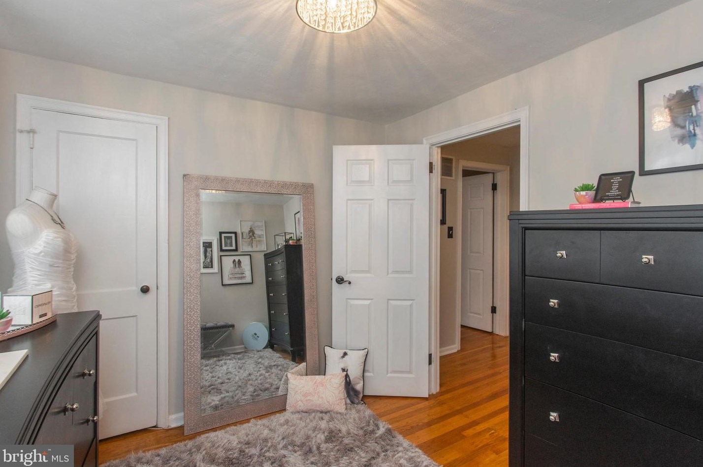 558 Overlook Rd, Philadelphia PA 19128-2408 exterior