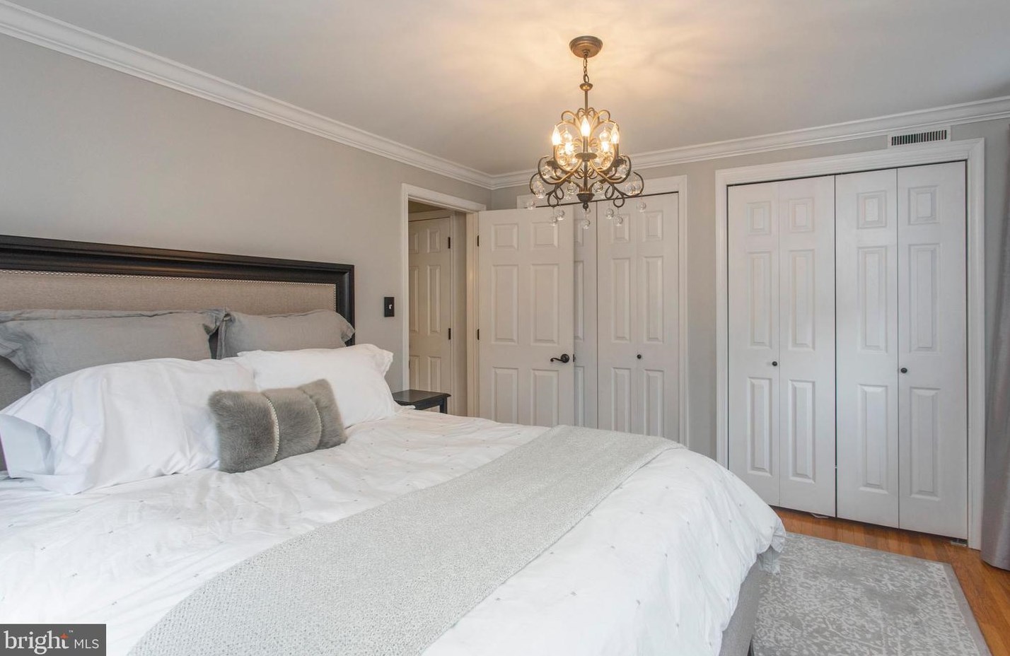 558 Overlook Rd, Philadelphia PA 19128-2408 exterior