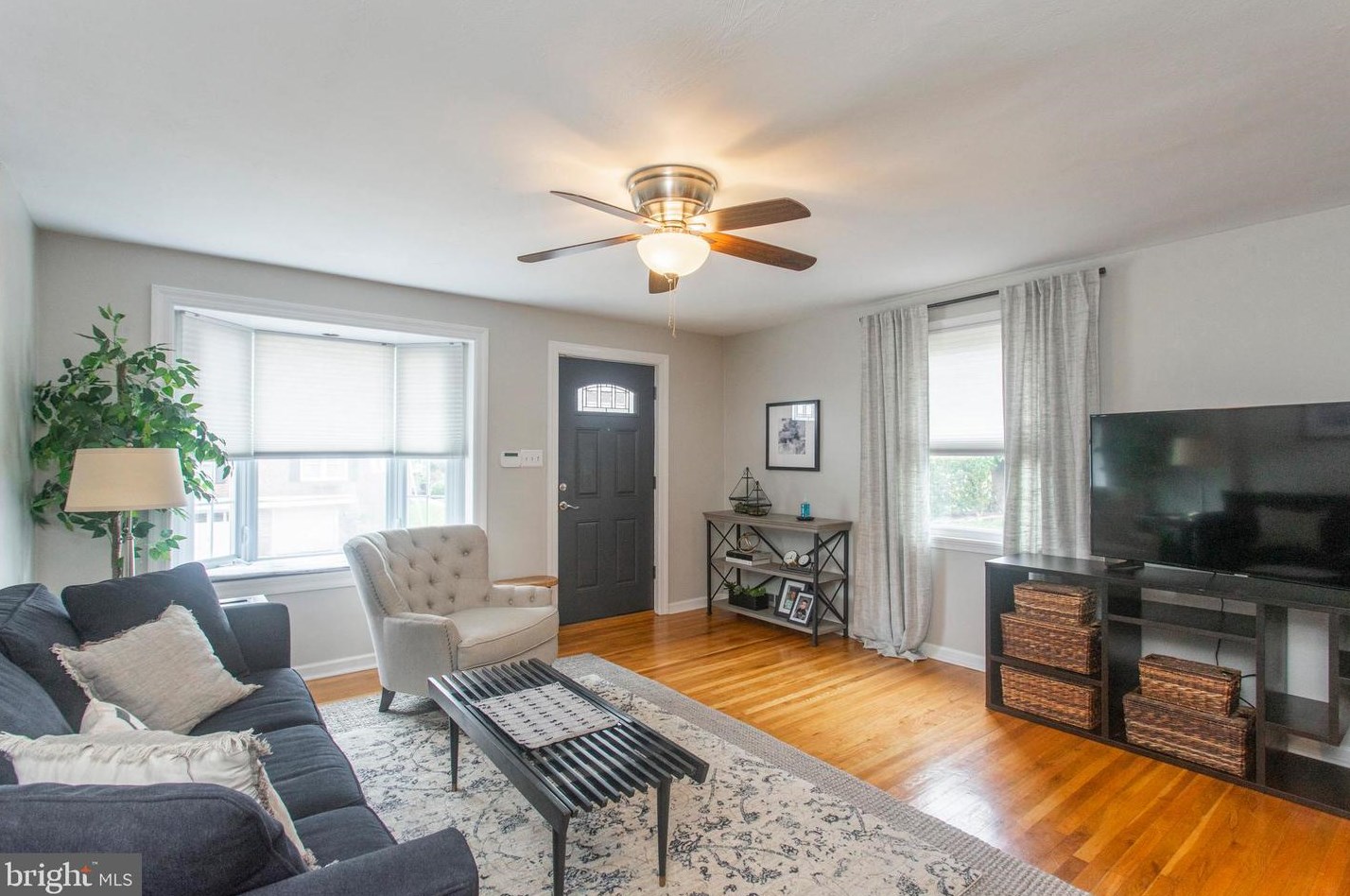 558 Overlook Rd, Philadelphia PA 19128-2408 exterior