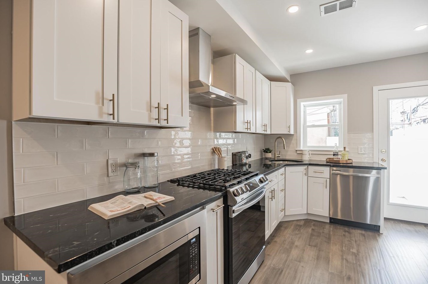 1230 Tasker St, Philadelphia PA  19148-1031 exterior