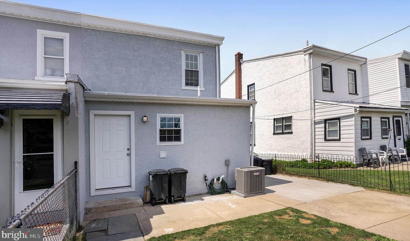 453 Leverington Ave, Philadelphia PA  19128-3315 exterior