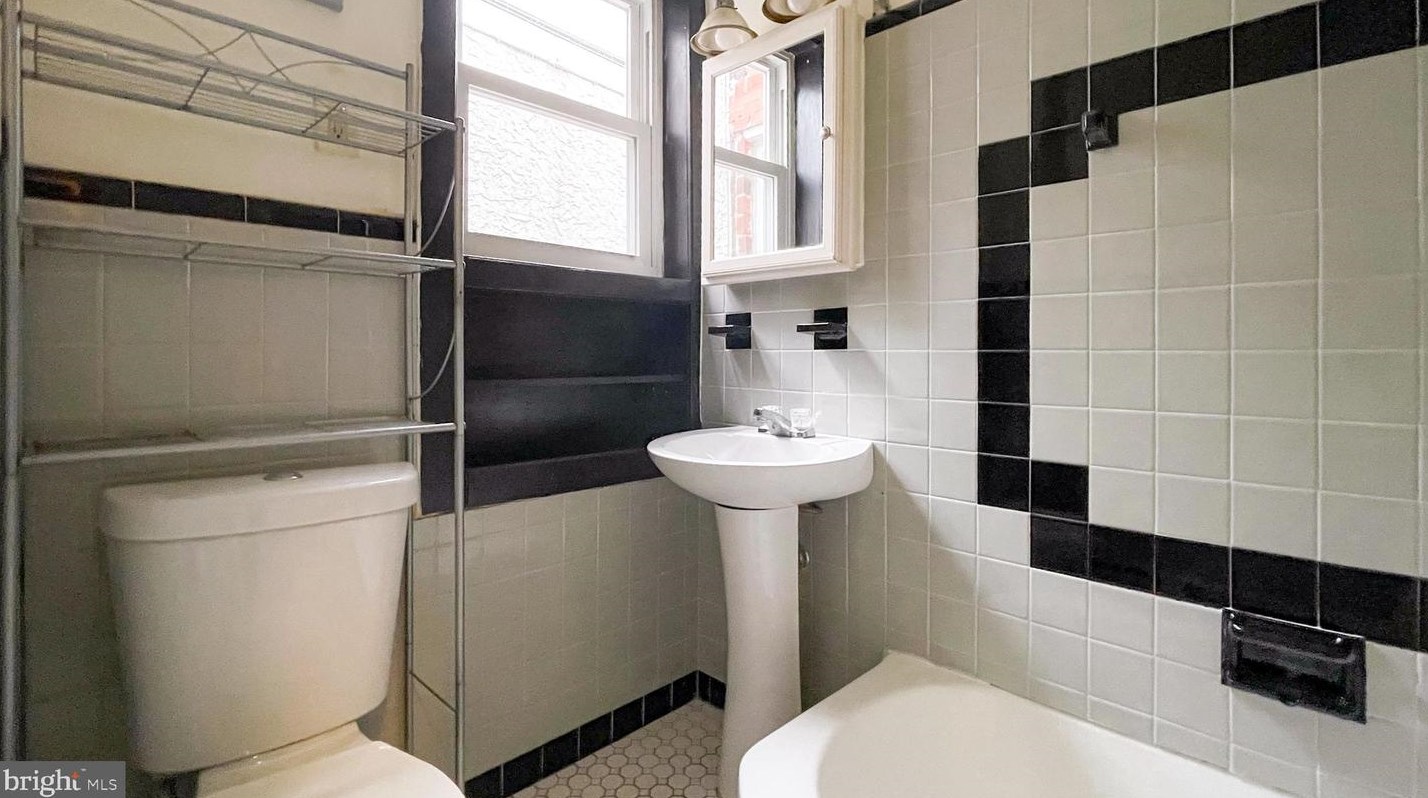 1833 Wolf St, Philadelphia PA  19145-3724 exterior