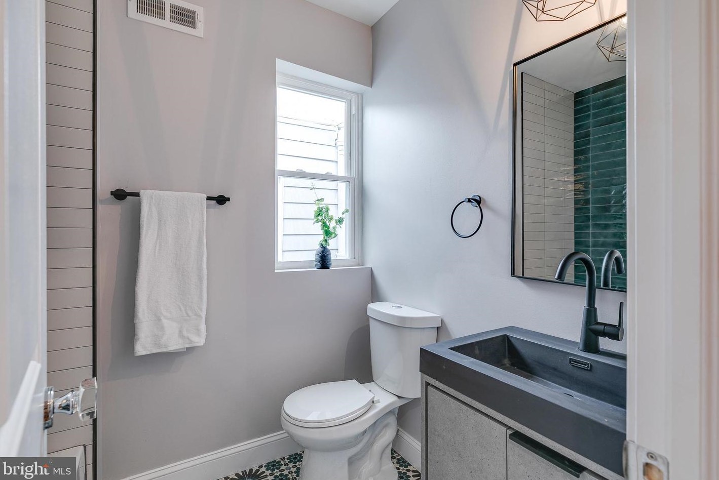 923 Tasker St, Philadelphia PA  19148-1123 exterior