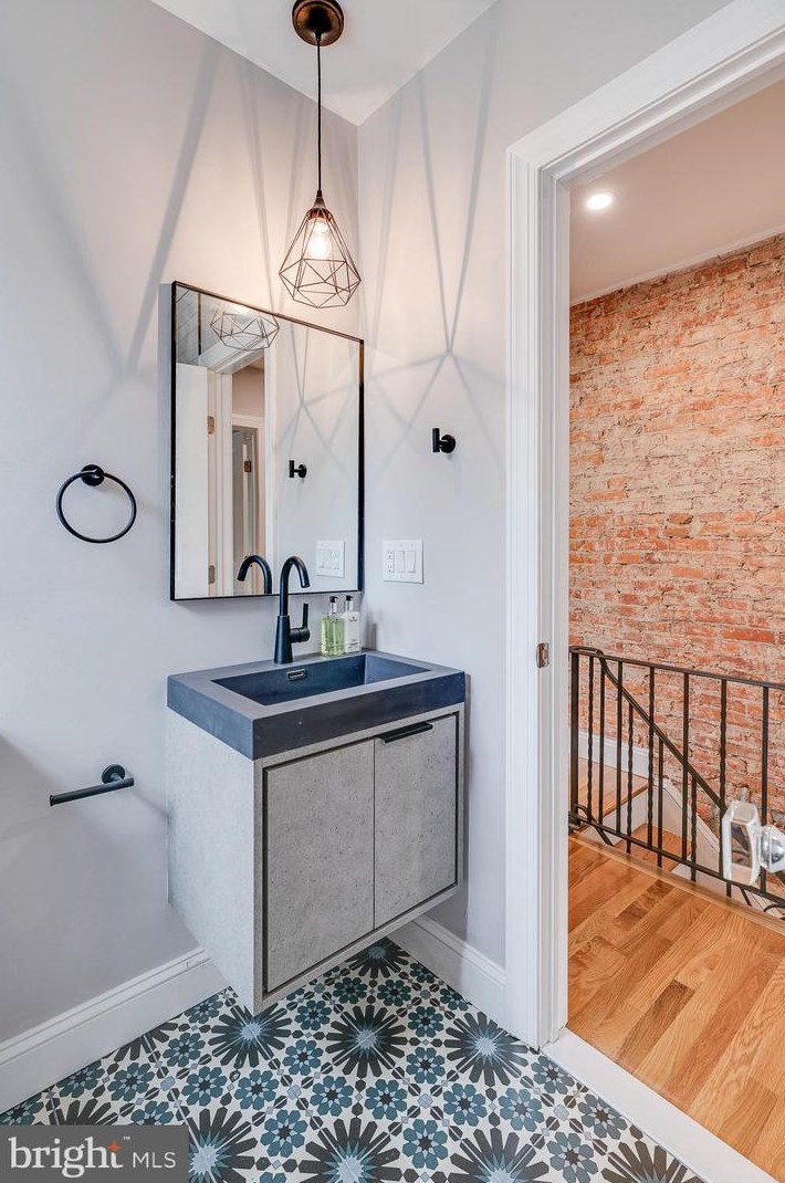 923 Tasker St, Philadelphia PA  19148-1123 exterior
