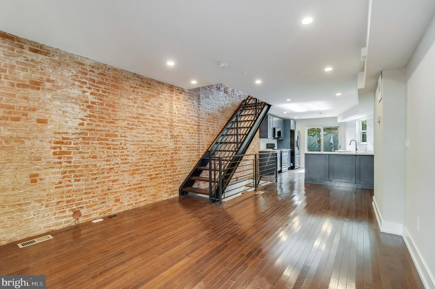 1733 Sepviva St, Philadelphia PA  19125-2407 exterior