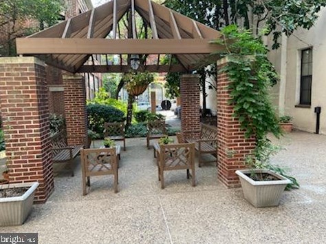 315 New St, Philadelphia PA  19106-1132 exterior