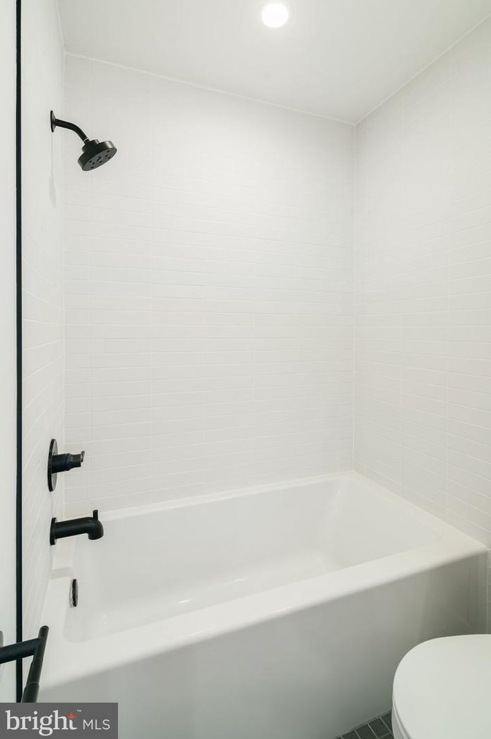 826 Mcclellan St, Philadelphia PA  19148-1628 exterior