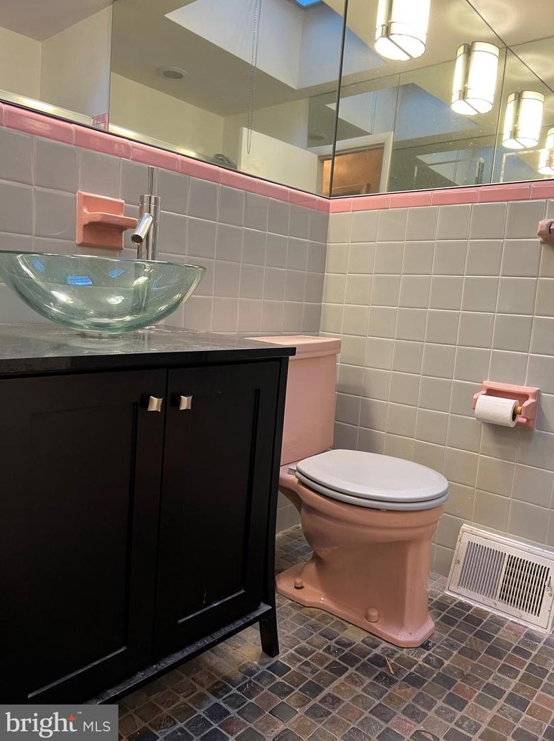 561 Wartman St, Philadelphia PA 19128-3238 exterior