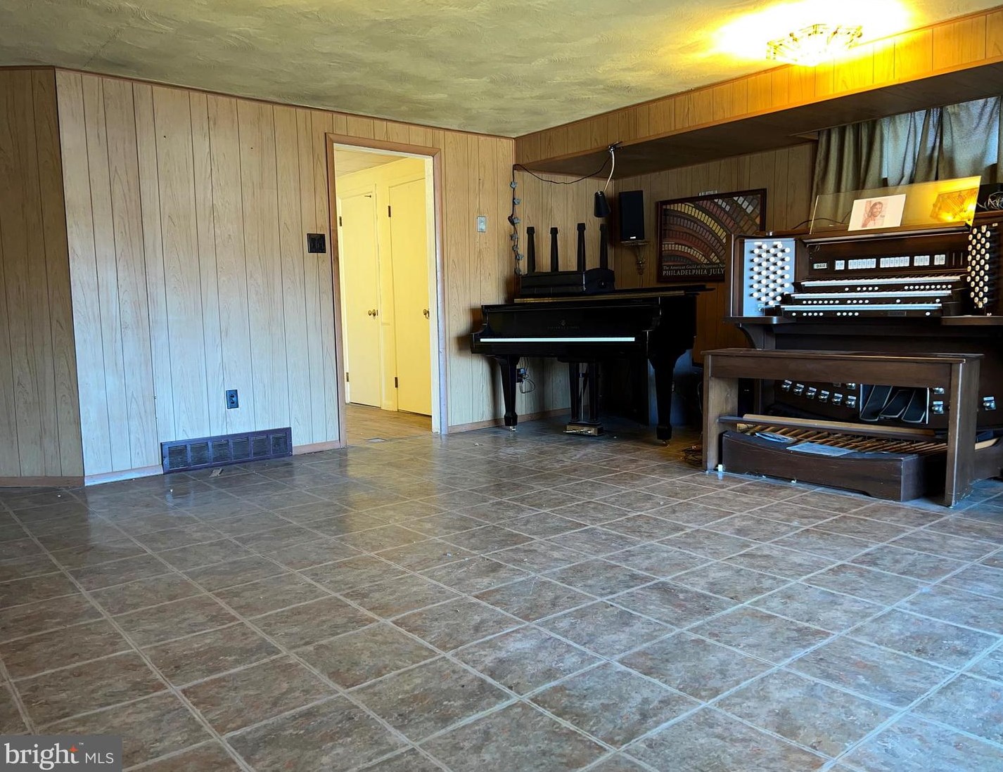 561 Wartman St, Philadelphia PA 19128-3238 exterior