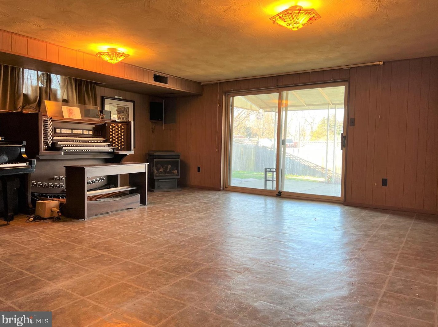 561 Wartman St, Philadelphia PA 19128-3238 exterior