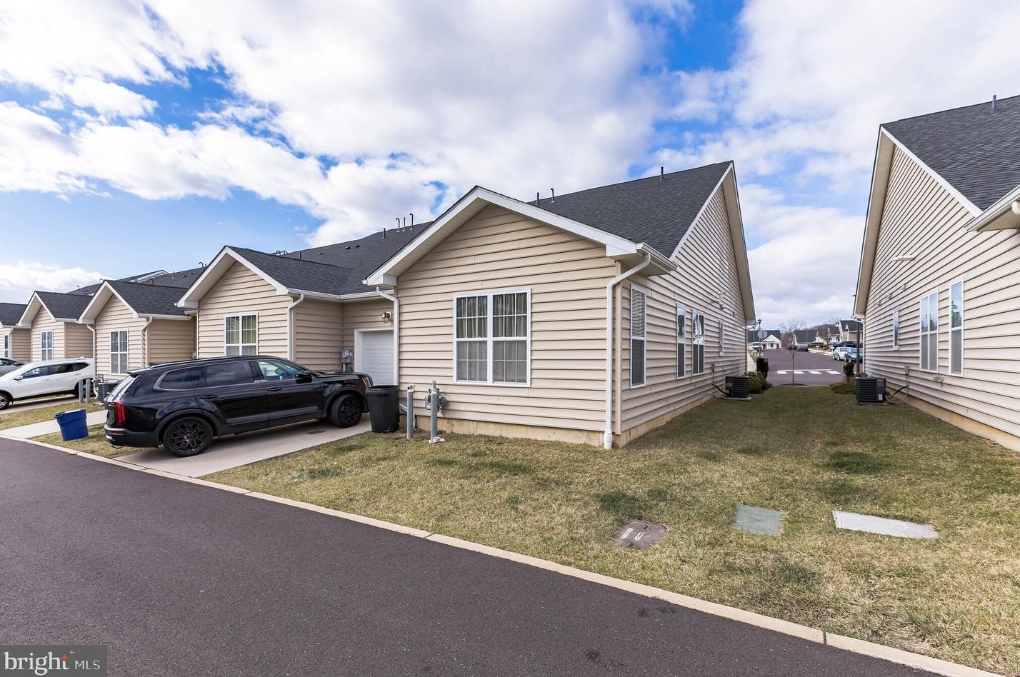 15127 Sunflower Dr, Philadelphia PA 19116-1310 exterior