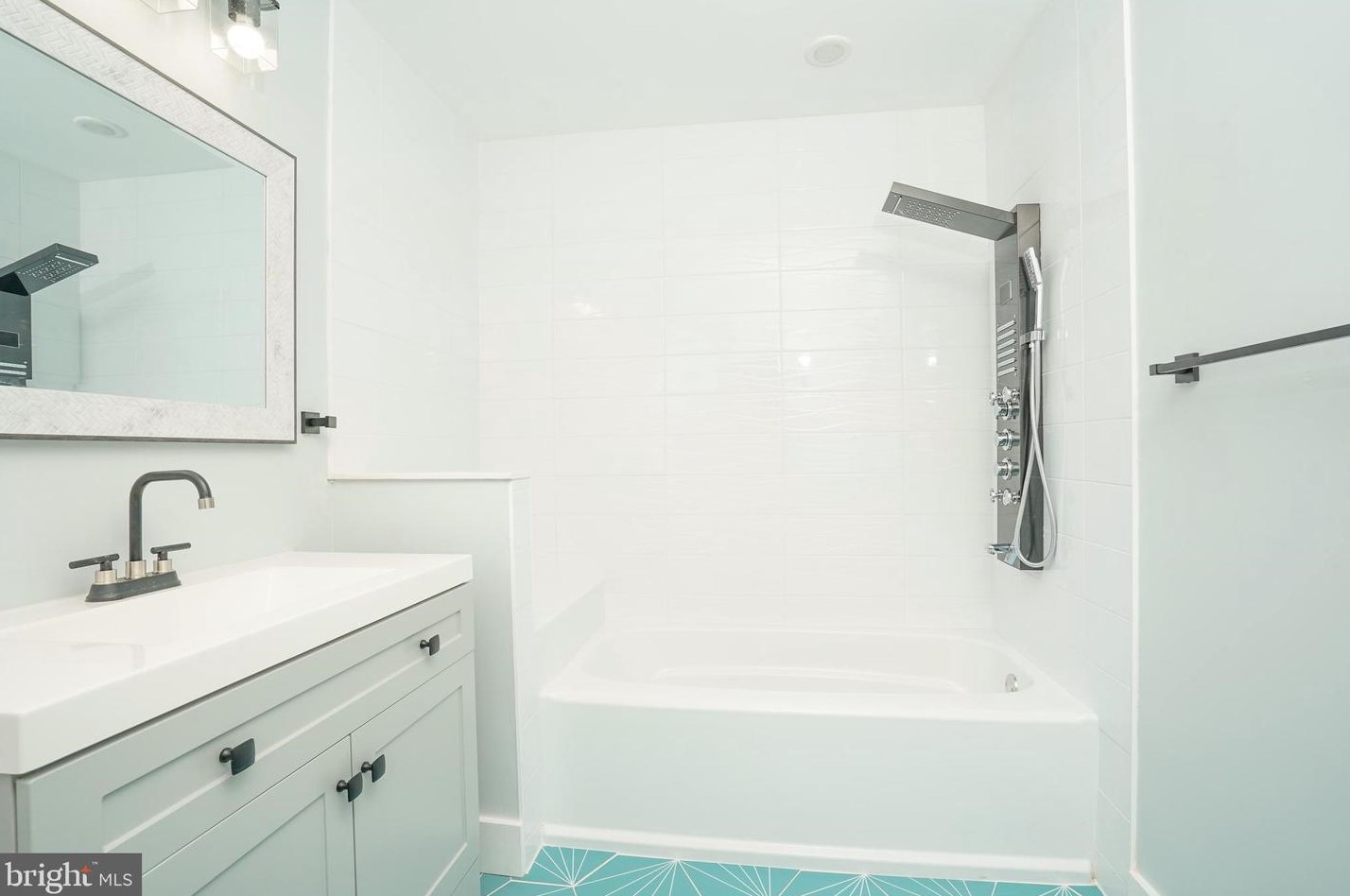 543 Green Ln, Philadelphia PA  19128-2620 exterior