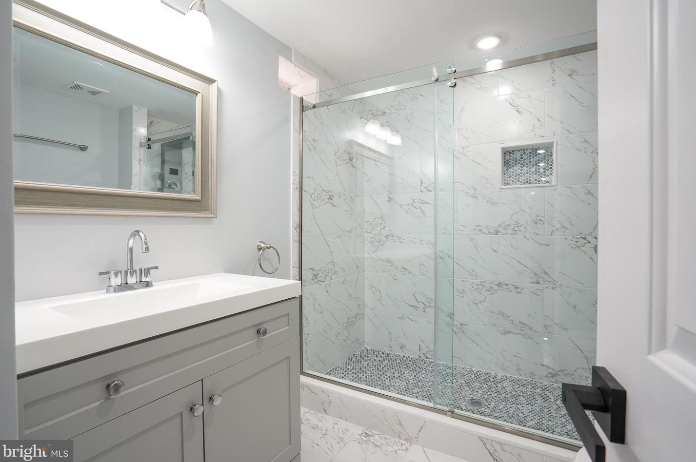 543 Green Ln, Philadelphia PA  19128-2620 exterior