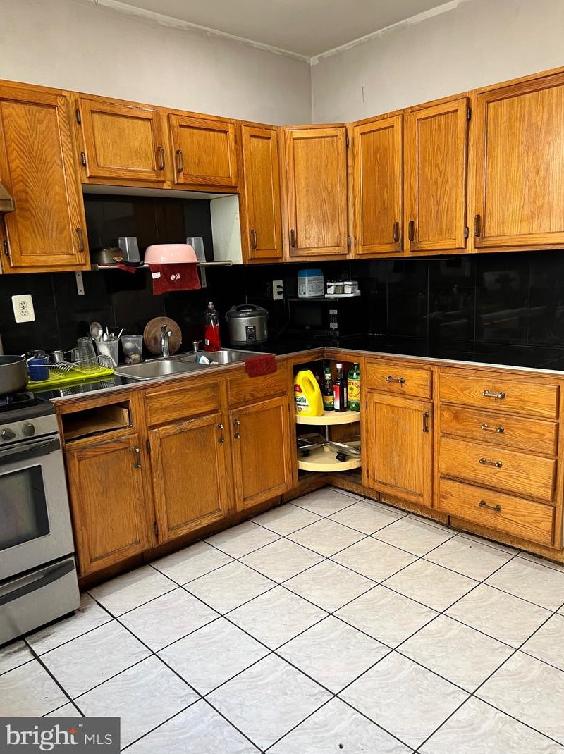 919 Washington Ave, Philadelphia PA 19147-4825 exterior