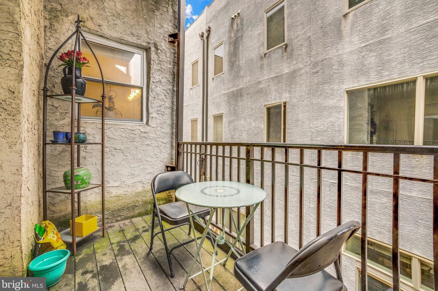 6 Strawberry St, Philadelphia PA  19106-2849 exterior