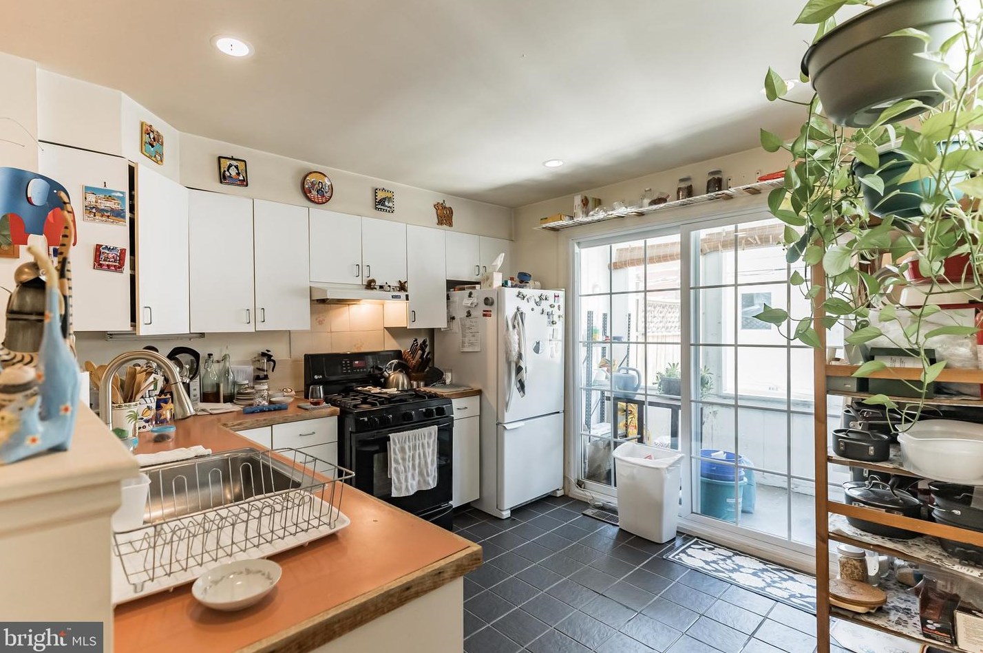 864 Corinthian Ave, Philadelphia PA 19130-1406 exterior