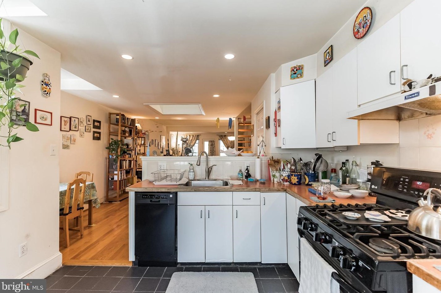 864 Corinthian Ave, Philadelphia PA 19130-1406 exterior