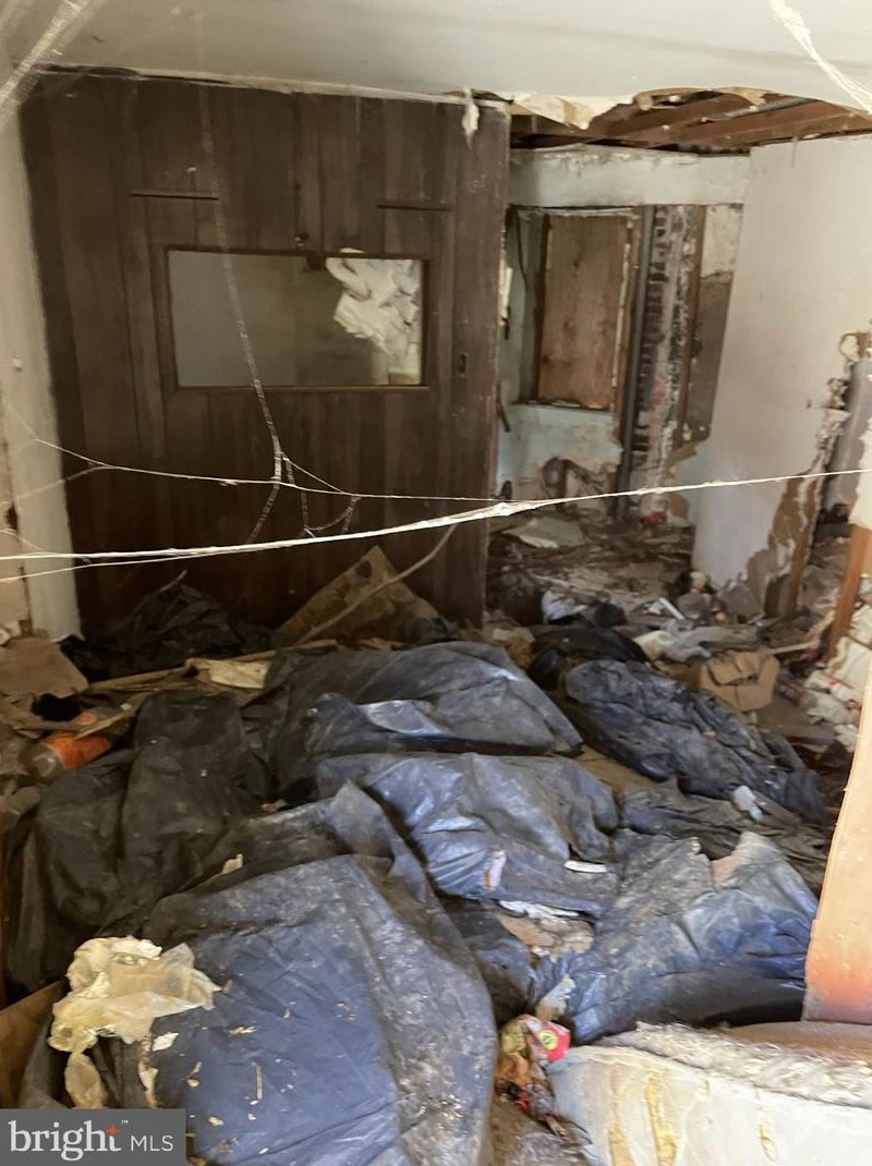 2020 Bambrey St, Philadelphia PA 19130-1808 exterior