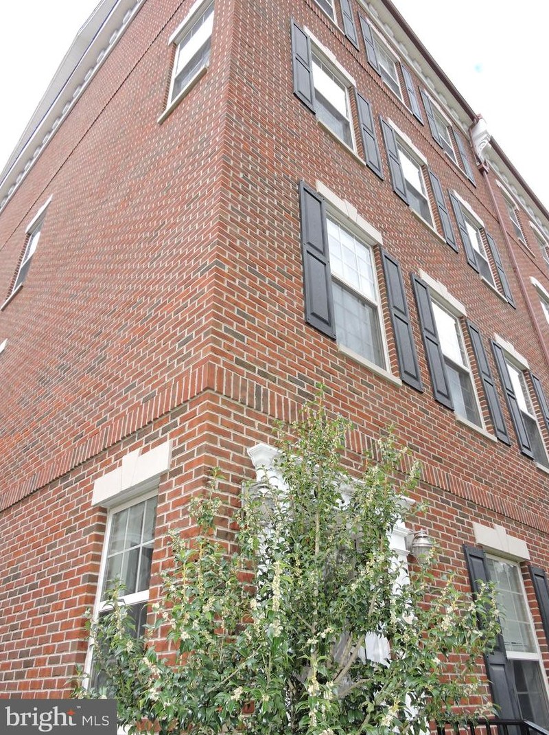 201 Governors Ct, Philadelphia PA  19146-5218 exterior