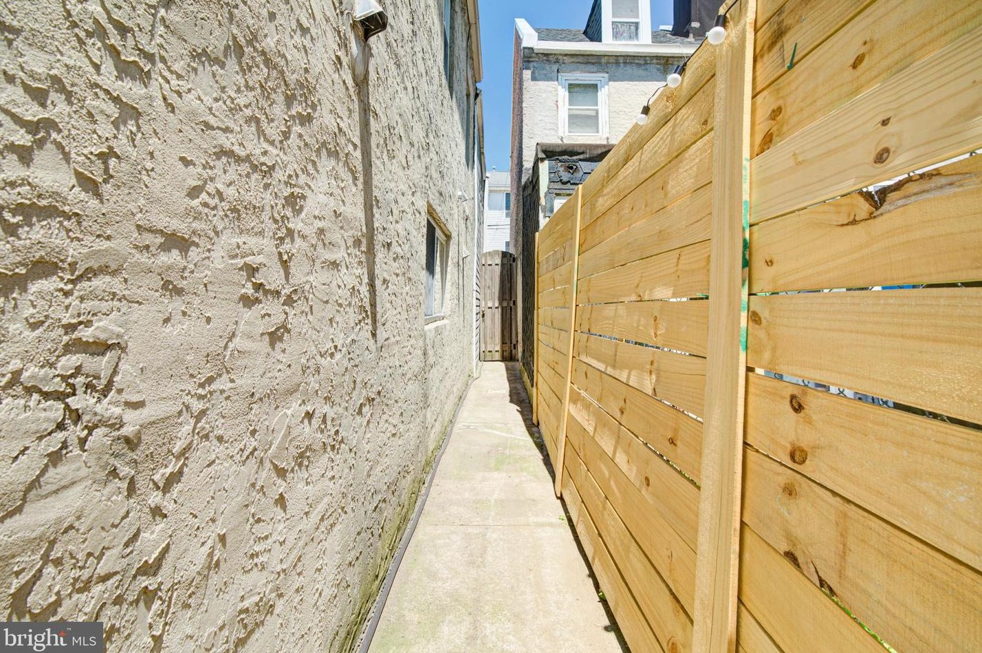 526 Cabot St, Philadelphia PA 19125-3302 exterior