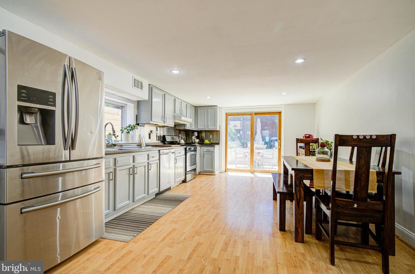 526 Cabot St, Philadelphia PA 19125-3302 exterior