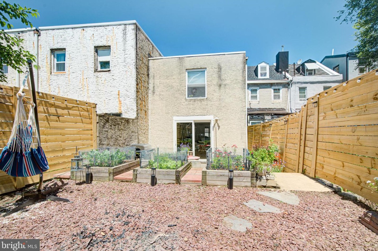 526 Cabot St, Philadelphia PA 19125-3302 exterior