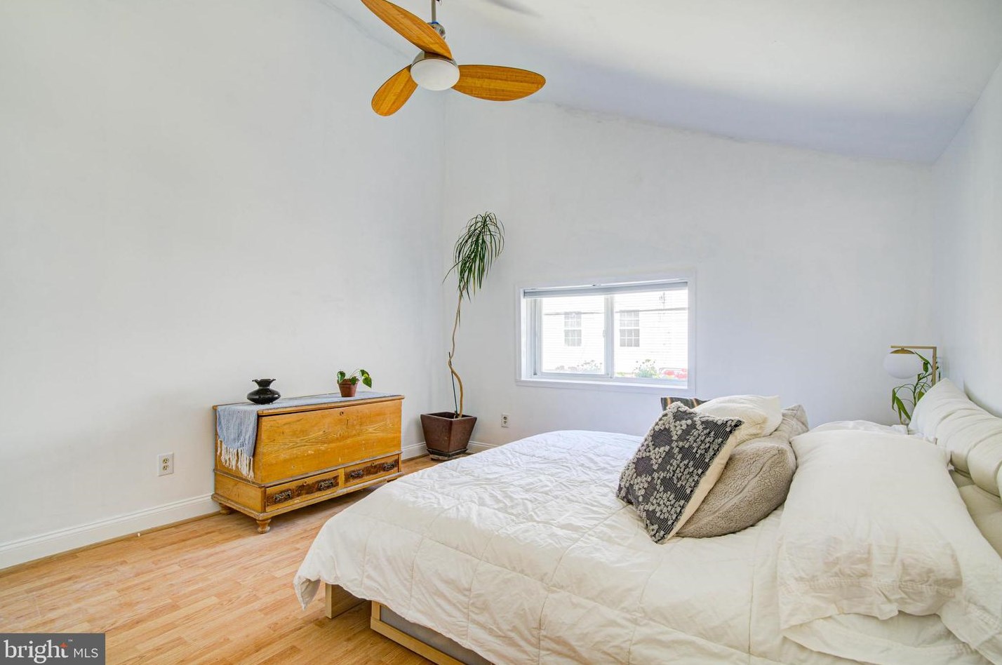 526 Cabot St, Philadelphia PA 19125-3302 exterior