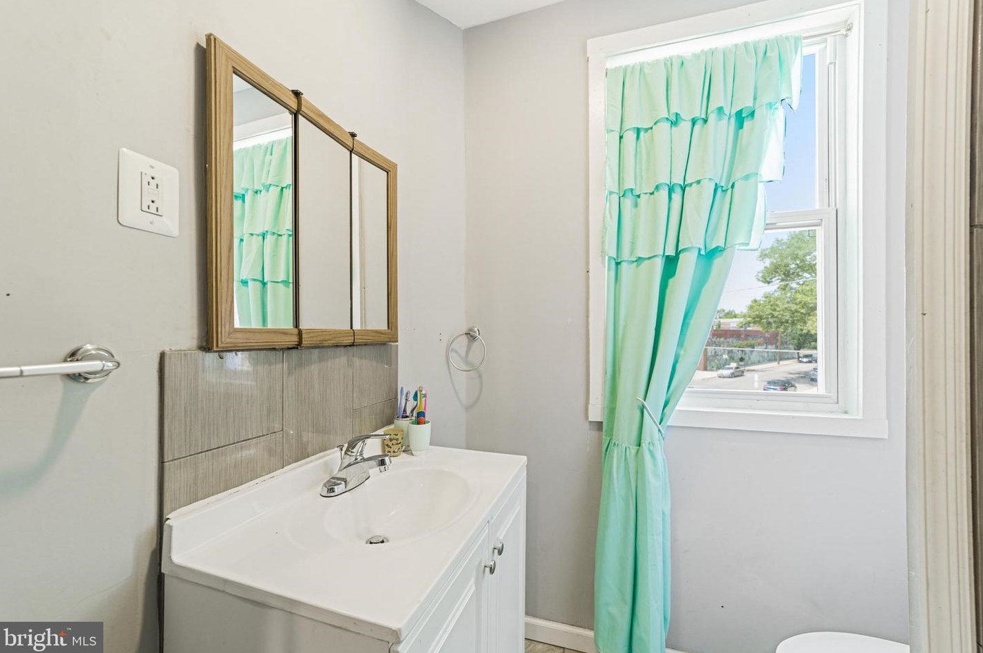 7037 Ogontz Ave, Philadelphia PA 19138-2012 exterior