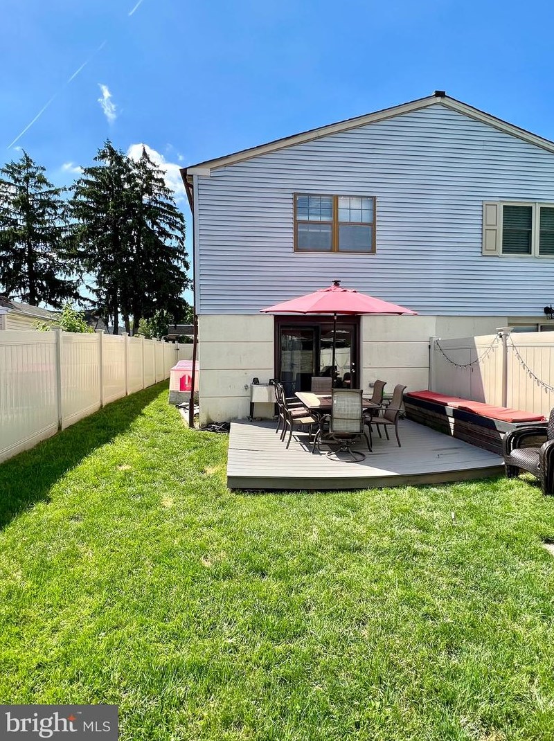 9603 Hoff St, Philadelphia PA 19115-4707 exterior