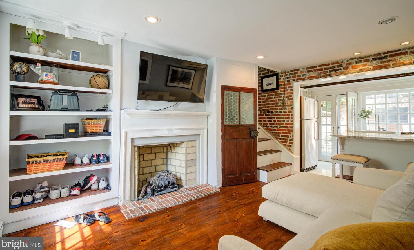 229 Jessup St, Philadelphia PA  19107-6758 exterior