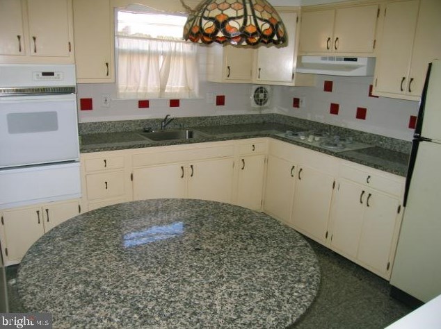 562 Larkspur St, Philadelphia PA  19116-2820 exterior