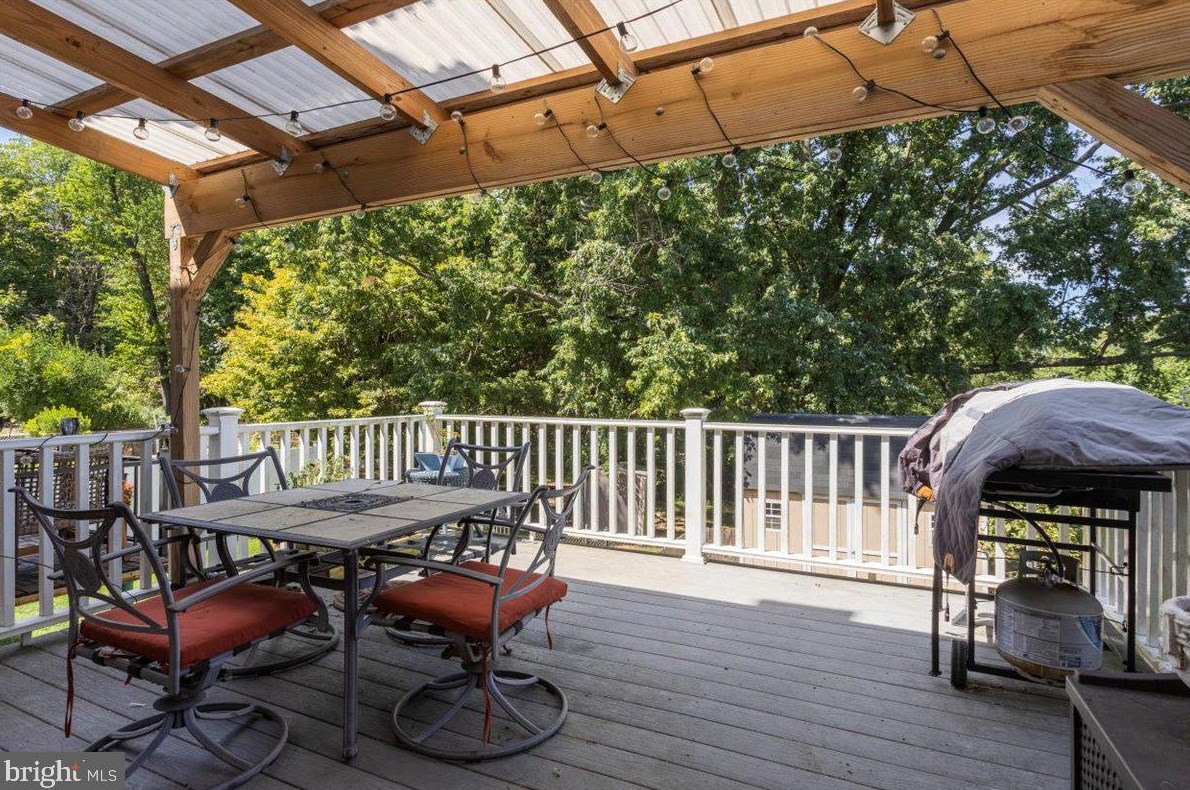 207 Overlook Rd, Philadelphia PA 19128-2408 exterior