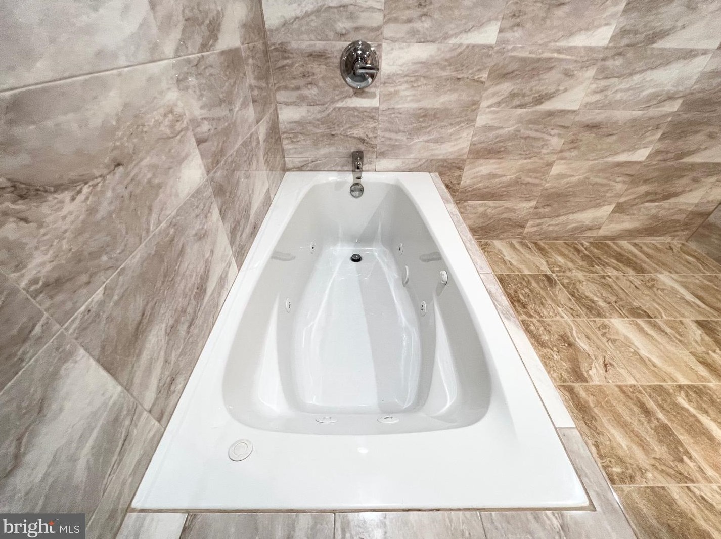 7505 Walnut Ln, Philadelphia PA 19144-1035 exterior