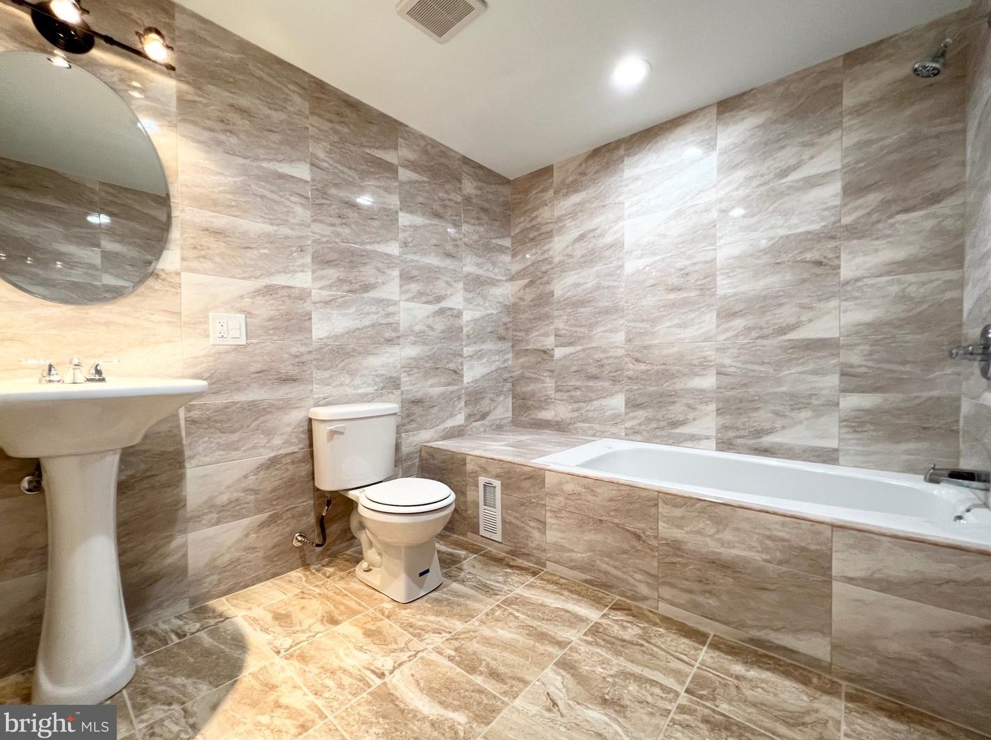 7505 Walnut Ln, Philadelphia PA 19144-1035 exterior