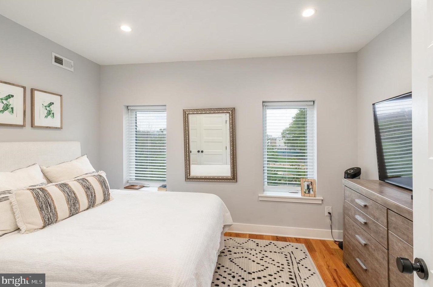 724 Shirley St, Philadelphia PA 19130-2826 exterior