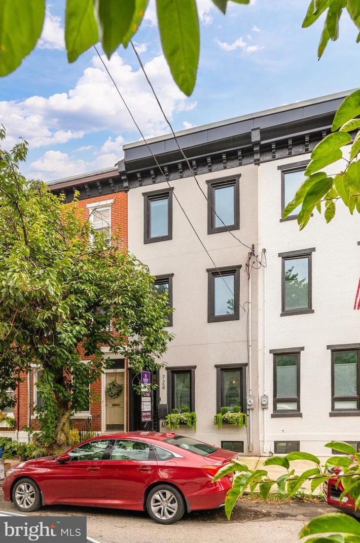 724 Shirley St, Philadelphia PA 19130-2826 exterior
