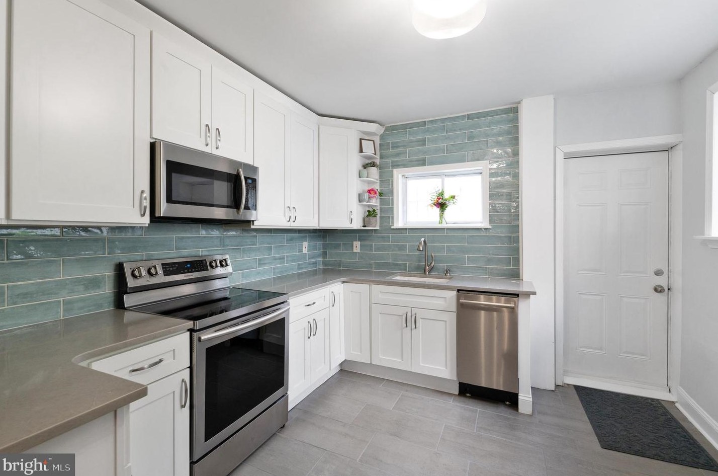 2572 Kern St, Philadelphia PA 19125-1711 exterior