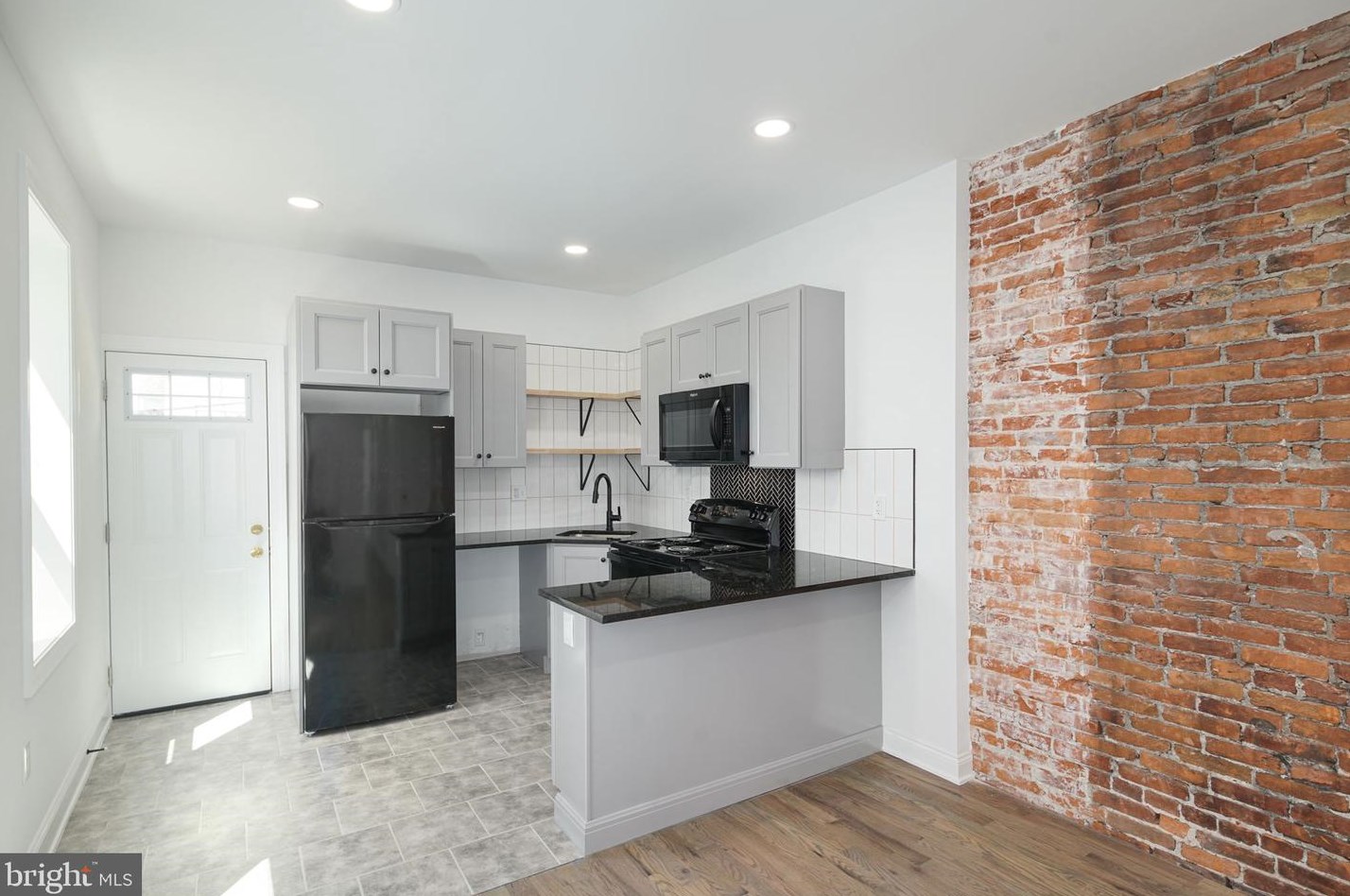 2124 Woodstock St, Philadelphia PA  19121-1425 exterior