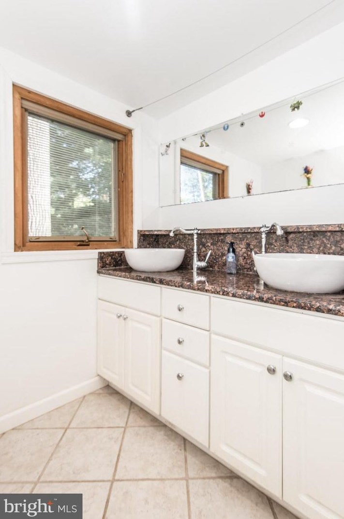 3 Longford St, Philadelphia PA 19136-2028 exterior